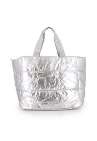 Gran bolsa tote acolchada metálica plateada con dos asas gris claro que presenta texto de marca, de pie sobre un fondo blanco.