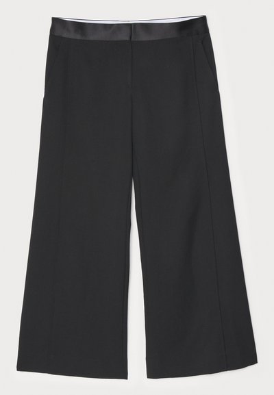 Pantalons larges noirs avec une ceinture en satin lisse, deux poches latérales et un design épuré et ajusté. Devant plat sans motifs visibles.