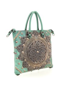 Borsa turchese con motivo floreale circolare impresso e borchie in ottone, dotata di due manici e anelli metallici sui lati.