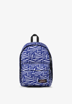 Mochila azul con un patrón geométrico blanco, cierre de cremallera, bolsillo frontal y acentos negros. Cuenta con un asa superior para llevar.