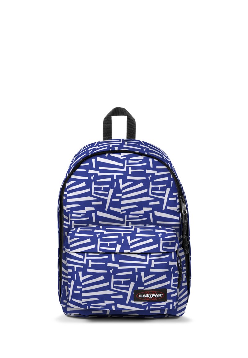 Zaino blu con un motivo geometrico bianco, chiusura con zip, tasca frontale e dettagli neri. Ha una maniglia superiore per il trasporto.