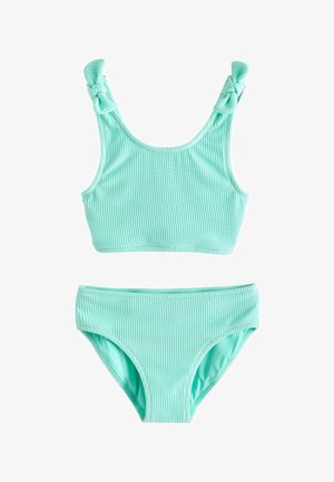 Világoskék, texturált anyagból készült bikini szett, a felsőn csomós vállpántokkal, és magas derekú alsóval, fehér háttéren laposan elhelyezve.