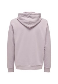 Sudadera morada clara con un corte relajado, que presenta una capucha amplia, puños acanalados y una tela suave y texturada. Se muestra la vista trasera.