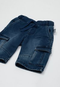 Shorts in denim blu scuro con vita regolabile con cordoncino, tasche cargo laterali e leggere sfumature sul tessuto, con dettagli cuciti.