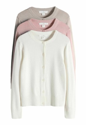 Tre langærmede knapcardigans i hvid, pink og beige, stablet med rund halsudskæring og ribstrikkede manchetter og kanter.