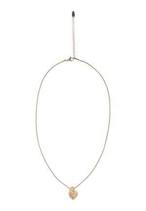 Delikatny naszyjnik ze złotym łańcuszkiem z regulowanym zapięciem i abstrakcyjnym, nieregularnie ukształtowanym złotym wisiorkiem na środku.