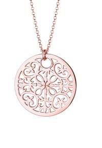 Roséguld halskæde med en cirkulær vedhæng, der har intrikate udskårne blomstermønstre. kædelinkene er jævnt fordelt.