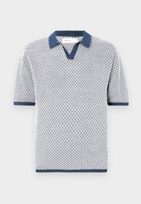 Polo de manga corta con un patrón geométrico, cuello y ribete en color marino; tejido de punto texturizado en colores blanco y marino, diseño de cuello en V.