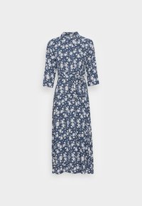 Mörkblå blommig klänning i lätt tyg, med krage, trekvartslånga ärmar, midjeband och en flödande maxilängd.