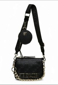 Schwarze Umhängetasche aus strukturiertem Leder mit goldfarbenen Beschlägen, auffälliger Kette und abnehmbarem rundem Täschchen. Der Riemen ist mit einem Logo-Print versehen.