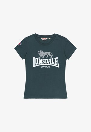 Tummanvihreä lyhythihainen T-paita, jossa harmaa leijonakuosi ja valkoinen "LONSDALE LONDON" -teksti edessä sekä brittilippu vasemmassa hihassa.