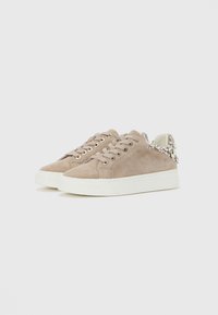 Sneaker in suede beige con suole spesse bianche, allacciate davanti, e strass decorativi nell'area del tallone, esposte affiancate.