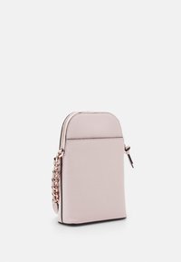 Borsa in finta pelle rosa testurizzata con parte superiore arrotondata, chiusura con zip e dettaglio di catena laterale. Forma rettangolare compatta con finitura liscia.