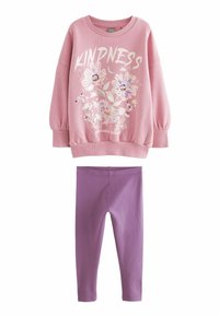 Rosa sweatshirt med blommönster och texten "KINDNESS", ihop med lila leggings. Båda plaggen är gjorda av mjukt och elastiskt material.