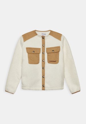Hvid fleecejakke med beige skulderlapper, trykknaplukning foran og to beige brystlommer med klap, den ene med "cost:bart"-logo.