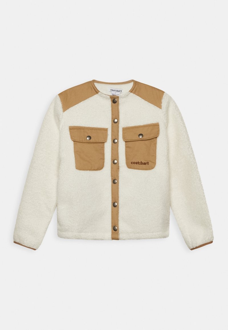 Veste en polaire blanche avec des empiècements marron clair aux épaules, fermeture devant par boutons pression, et deux poches poitrine à rabat marron clair, dont une avec le logo "cost:bart".
