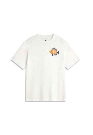 T-shirt blanc à manches courtes avec un petit motif de poisson tropical orange et bleu sur le haut gauche de la poitrine.