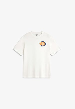 T-shirt blanc à manches courtes avec un petit motif de poisson tropical orange et bleu sur le haut gauche de la poitrine.