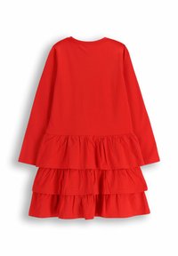 Czerwona sukienka z długimi rękawami, z trzema warstwami falban na dole, wykonana z miękkiego materiału, z okrągłym dekoltem i gładką fakturą.