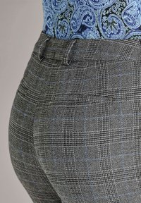 Grau karierte Plaid-Hose mit blauen Akzenten, seitlichen Taschen und einer taillierten Passform, aus texturiertem Stoff mit sichtbaren Nähdetails.