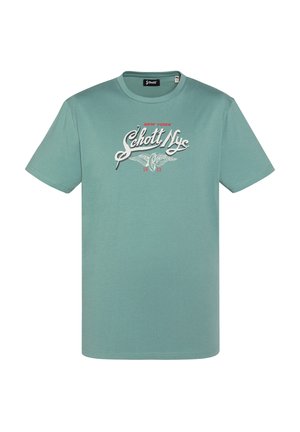 Camiseta de algodón verde menta con mangas cortas, que presenta un estampado gráfico en blanco y rojo de "Schott NYC" con acentos alados.