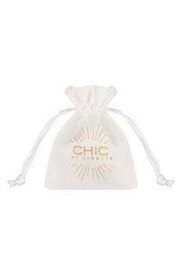 Bijela platnena torbica s kabelom i zlatnim logotipom "CHIC by LIRETTE". Dizajn ima zračeće linije oko teksta.