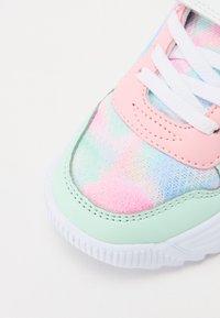 Sneaker colorato caratterizzato da tonalità pastello di rosa e verde menta, tomaia in rete con un motivo testurizzato e lacci e suola bianchi.