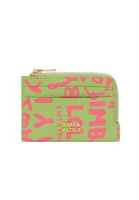 Zielony tłoczony skórzany portfel na karty z jaskrawym różowym napisem. Posiada cztery sloty na karty, kieszeń z zamkiem błyskawicznym oraz elementy w kolorze złotym.