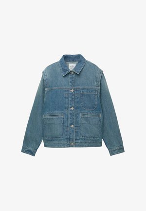 Niebieska dżinsowa kurtka z długimi rękawami, zapięciem na guziki oraz trzema przednimi kieszeniami, z czego dwie są duże, a jedna na piersi.