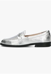 Zilveren metalen leren loafers met een ronde neus, gestikte details en een kleine decoratieve accenten op de middenvoet. Zwarte rubberen zool.