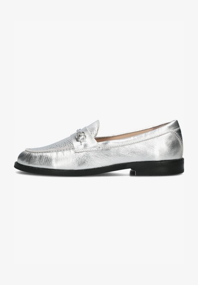 Zilveren metalen leren loafers met een ronde neus, gestikte details en een kleine decoratieve accenten op de middenvoet. Zwarte rubberen zool.