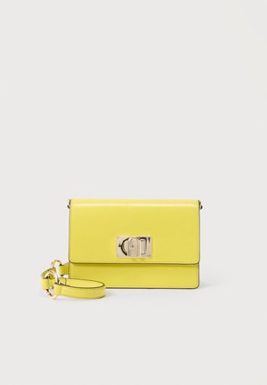 Gele leren crossbodytas met gouden rechthoekige sluiting en verstelbare riem op witte achtergrond.