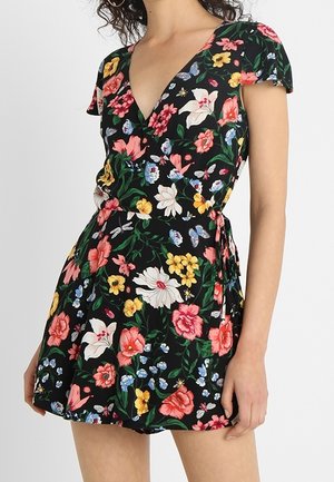 Florales Wickelkleid mit kurzen Ärmeln; schwarzer Hintergrund, geschmückt mit bunten Blumen und Schmetterlingen; mit einer Bindung in der Taille.