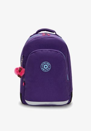 Lilla Kipling rygsæk med frontlomme, blåt logo, lyserøde lynlåse og en lyserød plysmunk-nøglering hængende i siden.