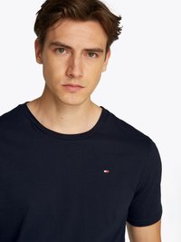 T-shirt in cotone azul navy con scollatura rotonda e maniche corte, con un piccolo patch logo sul lato sinistro del petto.