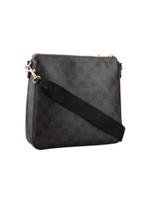Borsa a tracolla in pelle a quadretti neri e marroni con finitura testurizzata, hardware dorato e tracolla in tessuto nero. Chiusura con zip nella parte superiore.