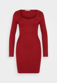 Czerwona sukienka z prążkowanym wzorem, wykonana z elastycznego materiału. Posiada długie rękawy, kwadratowy dekolt oraz dopasowany krój, który podkreśla kontury ciała.