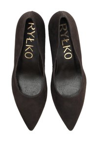 Czarne zamszowe szpilki z zakończeniem w szpic i zaokrąglonymi wycięciami. Złote logo widoczne w środku. Gładka czarna wkładka.