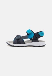 Marineblå och turkos sandal med justerbara remmar, strukturerat ytmaterial, lättviktsdesign och en vit gummisula för bra grepp.