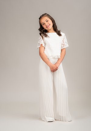 Weißes Zweiteiler-Outfit mit einem kurzärmeligen Spitzentop mit Blumenmuster und weiten, gefalteten weißen Hosen. Glattes, leichtes Material.