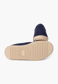 Námořnické modré espadrilky s semišovým svrškem a pleteným jutovým lemem, s gumovou podrážkou s drsně strukturou pro lepší přilnavost.