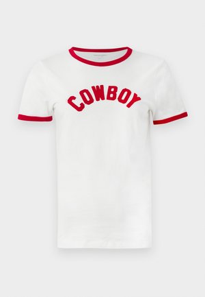 T-shirt en coton blanc avec un col et des manches en rouge. Présente "COWBOY" en lettres rouges brodées en gras sur la poitrine.