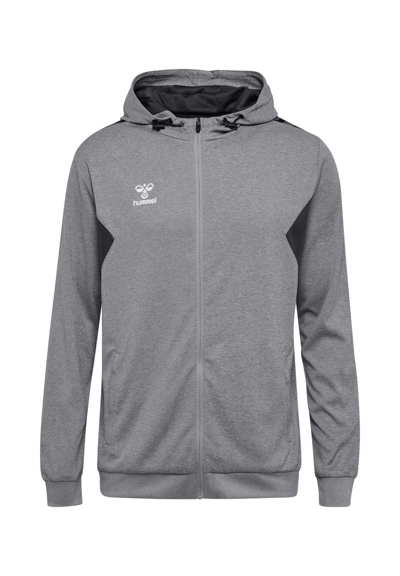 Grau zip-up Hoodie aus weichem Stoff mit verstellbarem Kapuzenzug, schwarzen Akzenten an den Seiten und einem Logo auf der oberen linken Brust.