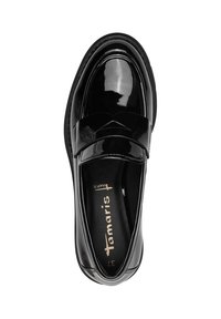 Mocassino in vernice nera con tacco basso, dotato di una fascia decorativa sulla tomaia e di una soletta imbottita con il logo del marchio.