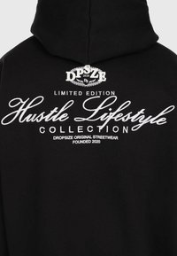 Schwarzer Hoodie Rückseite mit weißem Text: "DPSZE 2020", "Limited Edition Hustle Lifestyle Collection" und "Dropsize Original Streetwear Gegründet 2020."