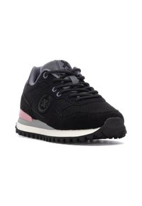 Zapatilla deportiva negra con parte superior de malla y ante, acentos grises, entresuela rosa y suela texturizada con cordones para un ajuste seguro.