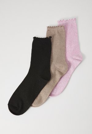 Tre par rillet sokker: sort, beige og pink. Sort og beige har en subtil glans; pink har en bølget topkant.