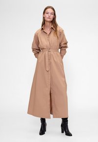 GAP GAPSTUDIO POPLIN BELTED MAXI SHIRTDRESS - Tričkové šaty - tannery brown