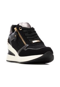Sneaker sportivo nero realizzato in materiali scamosciati e in mesh, con dettagli metallici, una cerniera frontale e una suola a zeppa rialzata con dettagli bianchi.