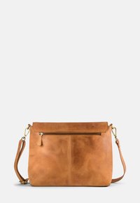 Braune Leder-Umhängetasche mit Klappe, vorn mit Reißverschlusstasche, verstellbarem Riemen und glatter Oberfläche. Einfaches, rechteckiges Design.